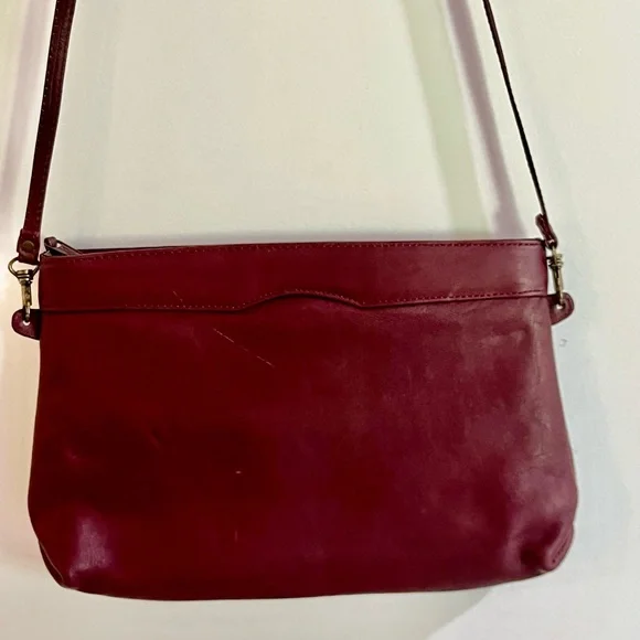 Etienne Aigner Signature Antic Red Shoulder BagFeaturing Aigners Gold Classic A - Picture 6 of 6